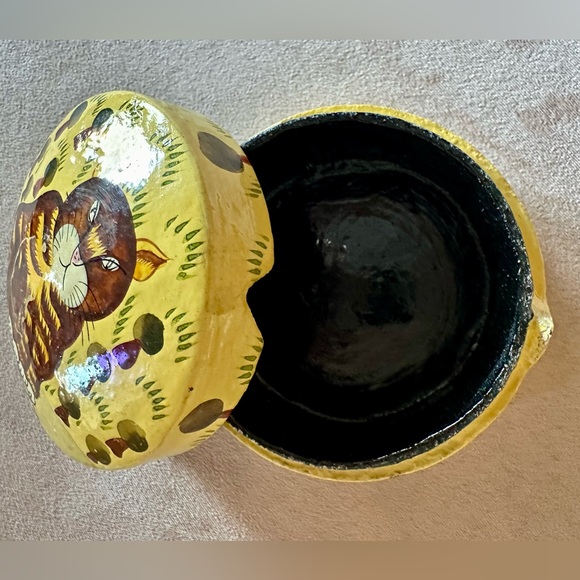 Hand Painted Calico Cat Trinket Box w/notched lid. Made in India. - Picture 4 of 10